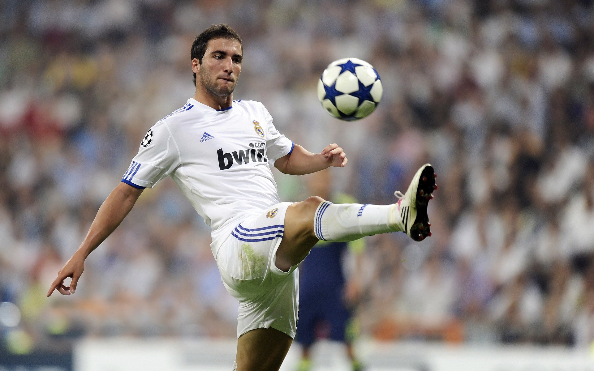 AC Milan-英超球队边路防守压迫与对手传中成功率之间的对比研究，英超十佳防守  第4张